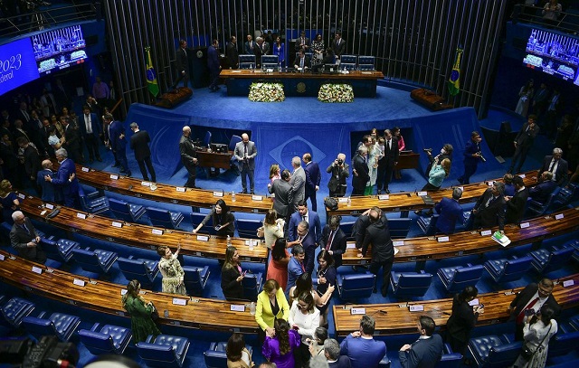 Senadores tomam posse em sessão rápida