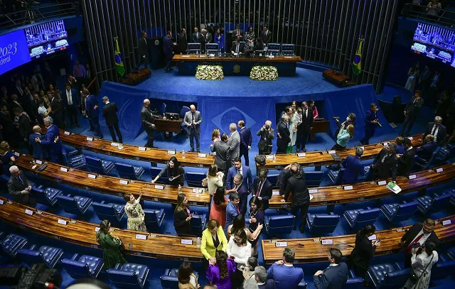 Senadores tomam posse em sessão rápida