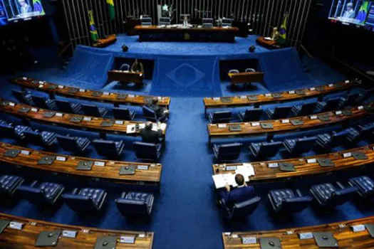 Cúpula do Senado reúne oito alvos da Justiça