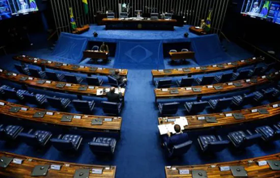 Cúpula do Senado reúne oito alvos da Justiça