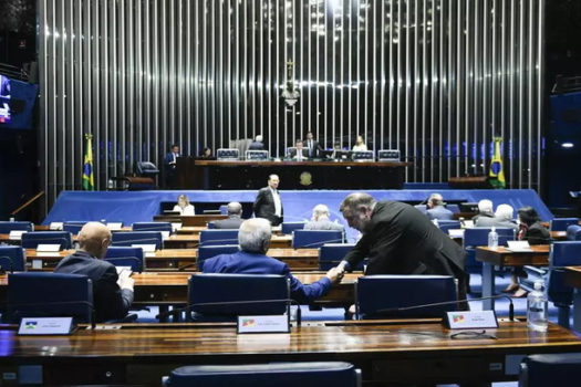 Projeto que prevê prisão de até 4 anos para quem discriminar políticos vai ao Senado