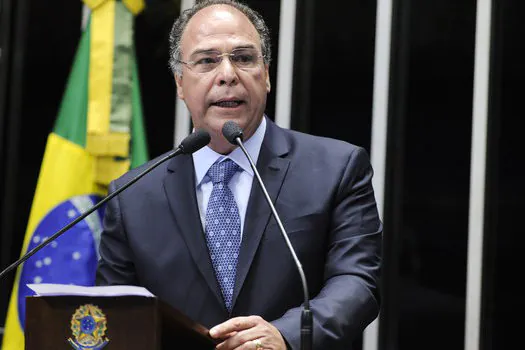 Líder do governo no Senado defende reeleição para comando do Congresso