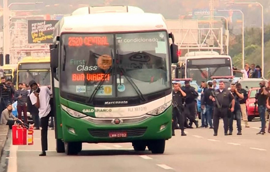 Sequestrador ameaça colocar fogo em ônibus na Ponte Rio-Niterói