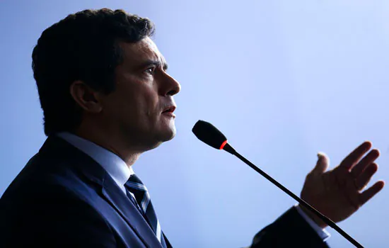 Moro pede que empresários deem oportunidade de trabalho a presos