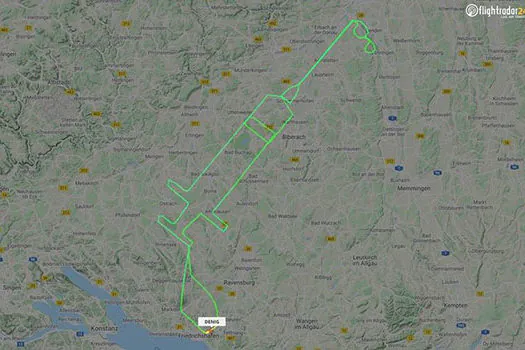 Piloto alemão ‘desenha’ seringa no céu para lembrar vacinação contra covid-19 na Europa