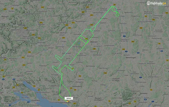 Piloto alemão ‘desenha’ seringa no céu para lembrar vacinação contra covid-19 na Europa