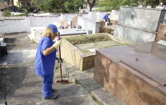 Ribeirão Pires vacina coveiros e agentes de serviço funerário