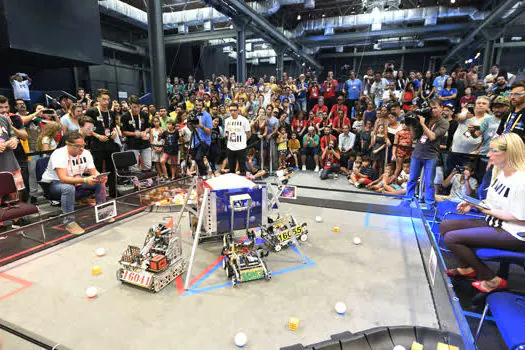 Festival de robótica reúne estudantes de escolas públicas e particulares