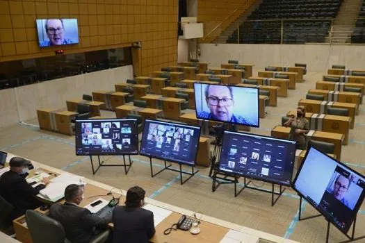 Mães solo e vítimas de violência terão prioridade no Bolsa do Povo, decidem deputados