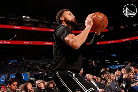 Stephen Curry volta, mas Warriors perdem dos Suns e seguem em crise na NBA