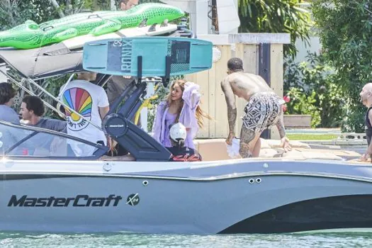 Lewis Hamilton e Shakira curtem passeio de lancha em Miami e deixam fãs animados