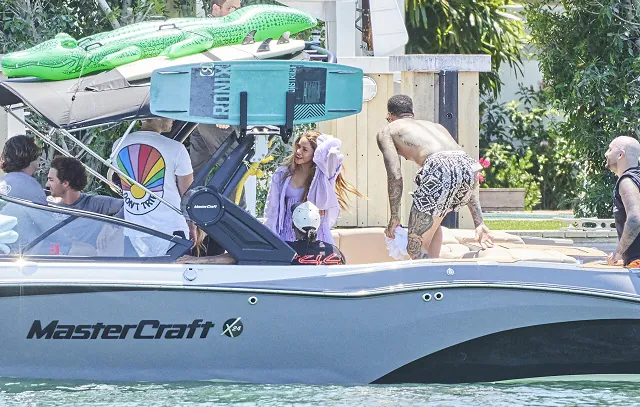 Lewis Hamilton e Shakira curtem passeio de lancha em Miami e deixam fãs animados