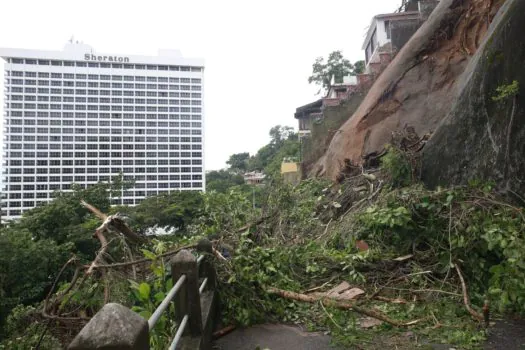 Operação de emergência transfere hóspedes de hotel atingido por chuva