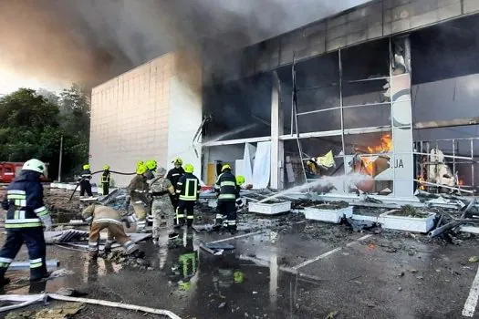 Ucrânia acusa Rússia de bombardear shopping center lotado