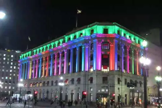 Shopping Light ilumina fachada com cores da bandeira LGBTQIAP+