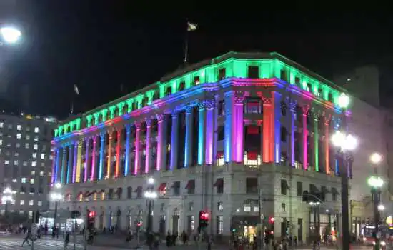 Shopping Light ilumina fachada com cores da bandeira LGBTQIAP+