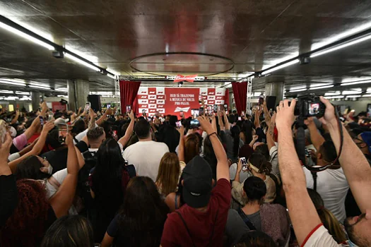 Xamã surpreende os fãs com show surpresa na estação Sé do Metrô, em São Paulo