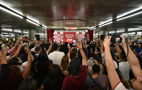 Xamã surpreende os fãs com show surpresa na estação Sé do Metrô