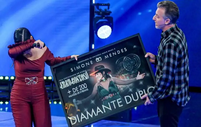 Simone Mendes recebe ‘disco de diamante’ de Luciano Huck