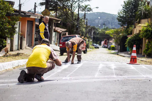 Ribeirão Pires realiza pintura de solo na Rua das Flores