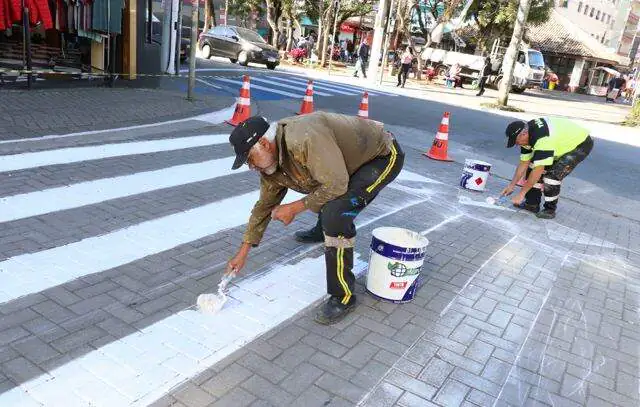 Ribeirão Pires realiza revitalização da sinalização horizonta na Vila do Doce