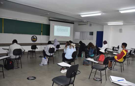 Singular Anglo lança projeto de inserção social voltado para estudantes de escola pública