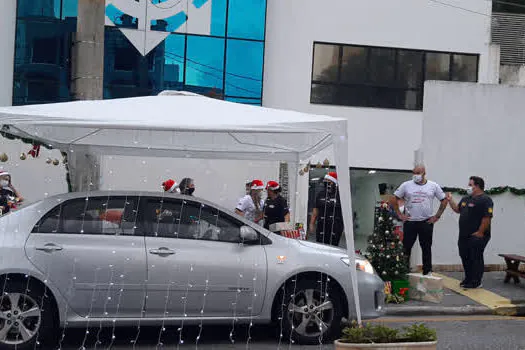 Singular faz Drive Thru de Natal com alunos e professores