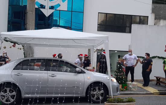 Singular faz Drive Thru de Natal com alunos e professores