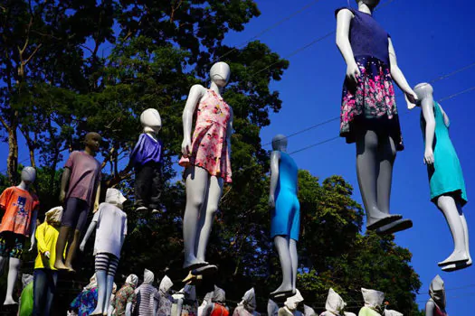 Obra de Siron Franco, com manequins, lembra mortos por covid-19