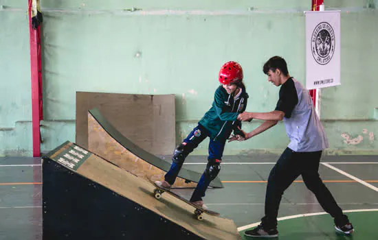 Escola municipal de São Caetano oferece oficina de skate a seus alunos