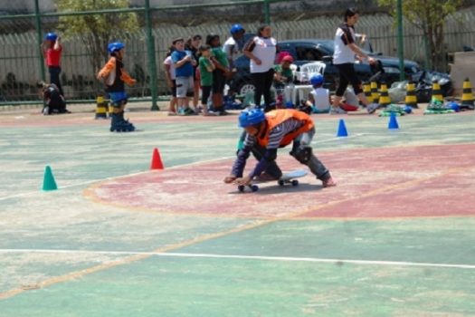 Crianças e adolescentes podem fazer aulas de basquete e skate no Programa Virando o Jogo