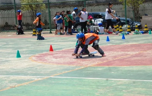 Crianças e adolescentes podem fazer aulas de basquete e skate no Programa Virando o Jogo