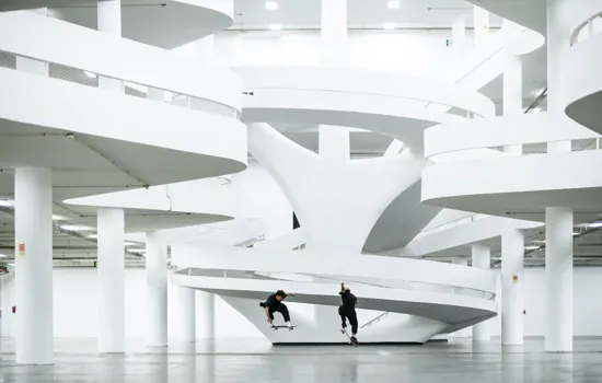 Brasileiros transformam obras de Niemeyer em pista de skate em documentário inédito