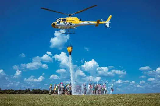 Skol testa helicóptero que faz chover em aglomerações no Carnaval