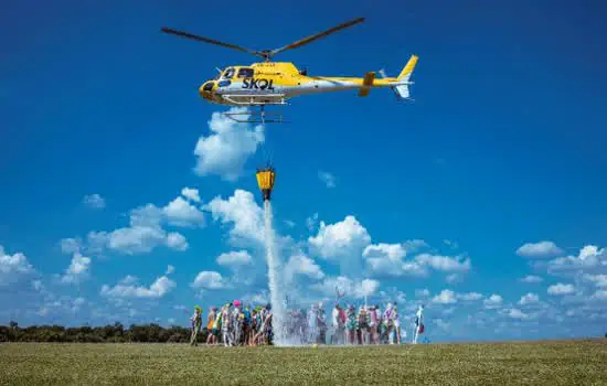 Skol testa helicóptero que faz chover em aglomerações no Carnaval