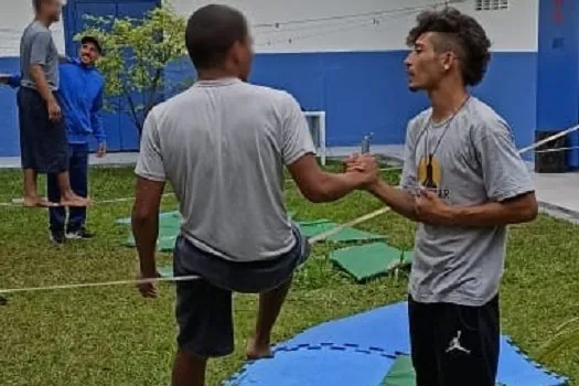 Atleta conta a jovens do CASA Terra Nova como slackline o ajudou a superar dificuldades