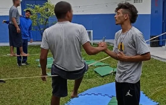 Atleta conta a jovens do CASA Terra Nova como slackline o ajudou a superar dificuldades