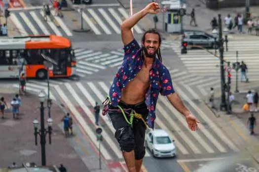 Aulas de slackline e oficina de desenho trazem conhecimento e diversão para o Centro de SP