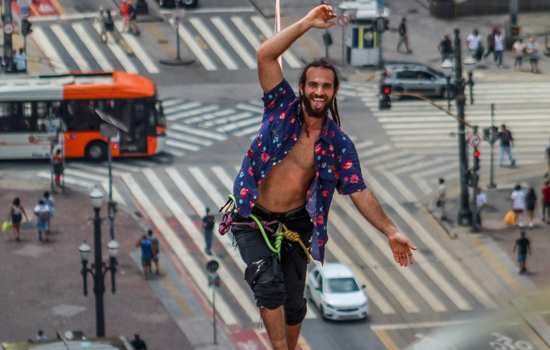 Aulas de slackline e oficina de desenho trazem conhecimento e diversão para o Centro de SP