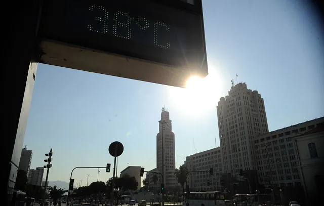 Previsão do tempo: Com clima abafado