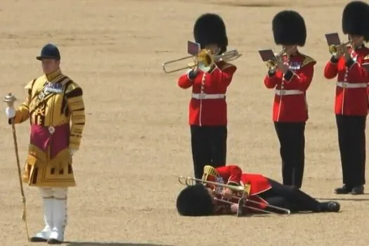 Soldados da Guarda Real britânica desmaiam de calor em evento com príncipe William