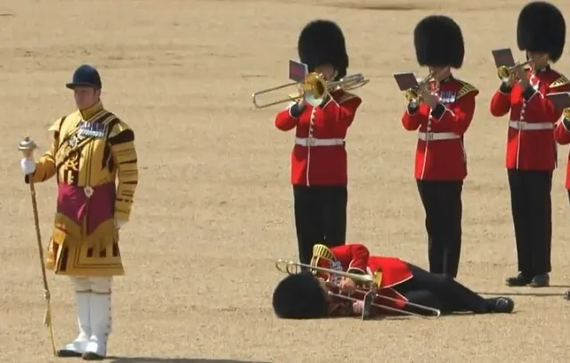 Soldados da Guarda Real britânica desmaiam de calor em evento com príncipe William