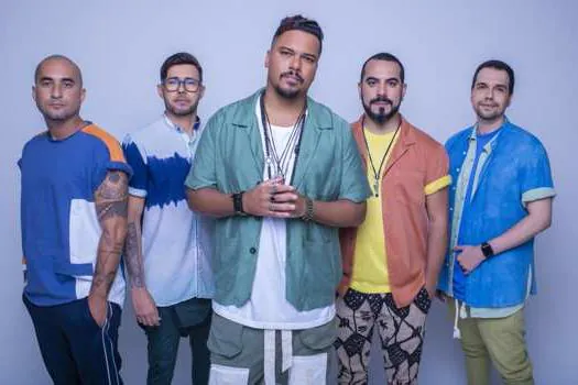 Sorriso Maroto e Ferrugem fazem show no Clube dos Portuários, em Santos