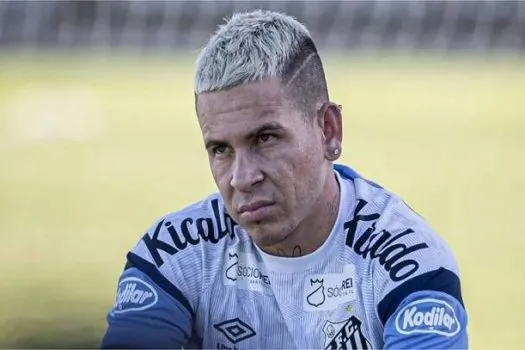 Soteldo torce o tornozelo em treino e vira desfalque do Santos contra o Atlético-MG