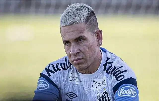 Soteldo torce o tornozelo em treino e vira desfalque do Santos contra o Atlético-MG