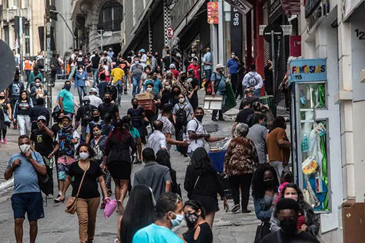 1º dia da reabertura do comércio de rua na cidade de SP tem movimento intenso