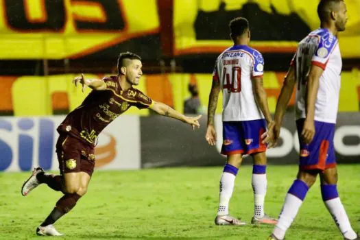 Com gol de bicicleta de Thiago Neves, Sport vence e se afasta da zona de rebaixamento