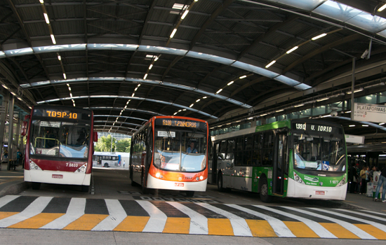 Greve de motoristas e cobradores paralisa mais de 6 mil ônibus em SP_x000D_