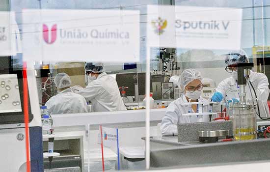 União Química recebe governador do DF em visita à fábrica Bthek