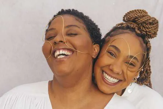 As poetas Luz Ribeiro e Mel Duarte estreiam espetáculo que dá luz ao riso da mulher negra